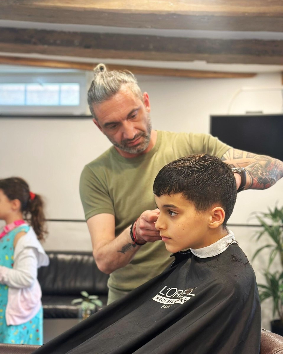 Child getting haircut at Hairstudio De Buurman